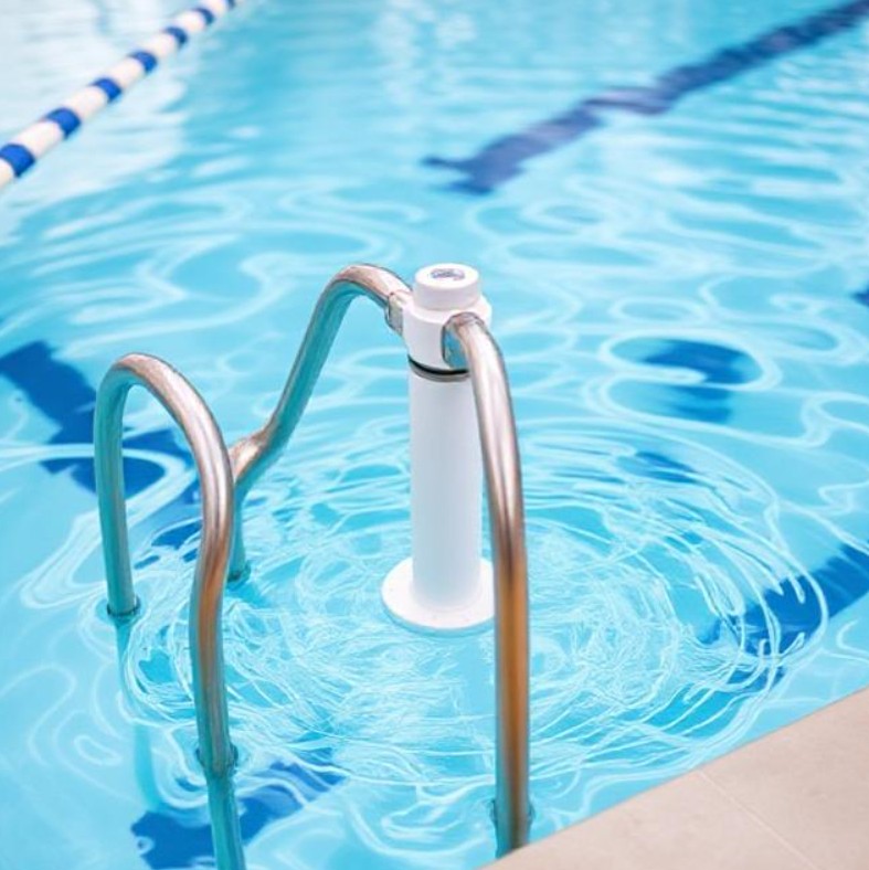 مراقبت از آب استخر 4 نگهداری استخر روباز در باغ | راهنمای جامع برای حفظ سلامت استخر