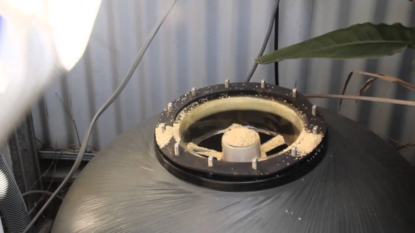 نحوه تعویض شن فیلتر شنی 2 نحوه تعویض شن فیلتر شنی | چگونه شن و ماسه فیلتر شنی را تعویض کنیم؟