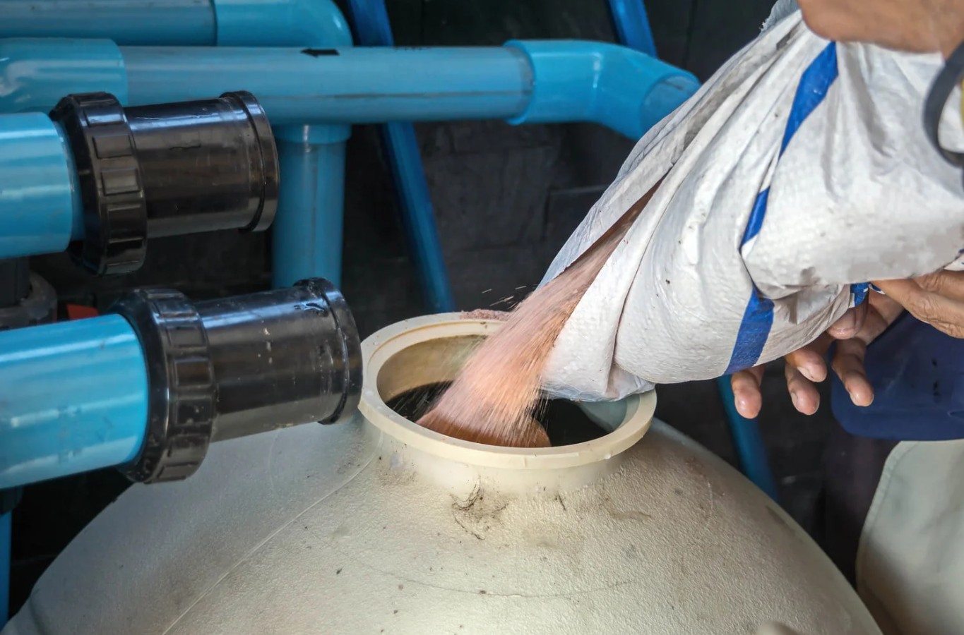 نحوه تعویض شن فیلتر شنی 3 زمان و روش تعویض فیلتر شنی و سیلیس استخرها